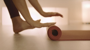 女孩在地板上折叠健身垫子15秒视频