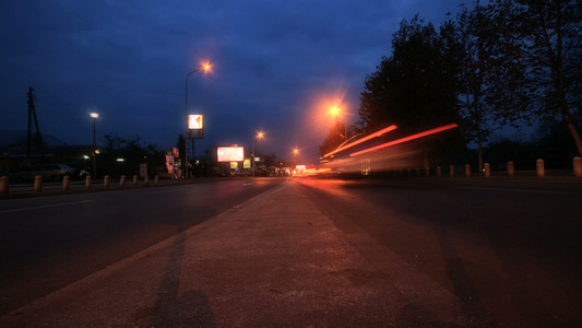 夜间城市的交通时间间隔视频