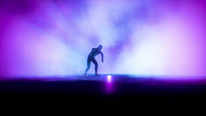 在舞台上表演的卡波伊拉舞者 对抗色彩多彩的聚光灯,慢动作,乳胶垫23秒视频