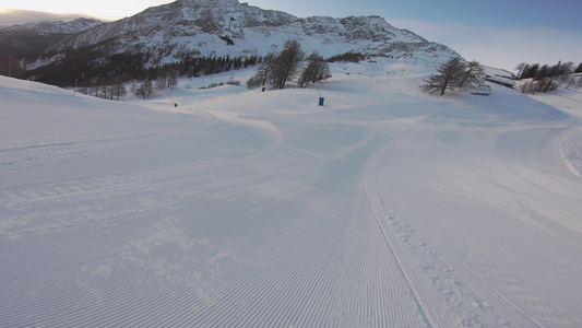 黎明或日落时从滑雪场滑下视频