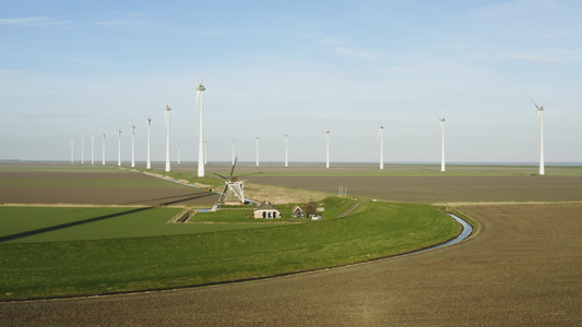 荷兰风力涡轮机和风车在田间视频