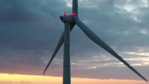 荷兰埃姆沙文黄昏带防撞灯的风力涡轮机22秒视频