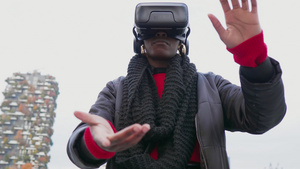 意大利城市戴 VR 护目镜的女人13秒视频