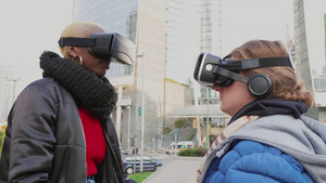 意大利城市戴 VR 护目镜的男女8秒视频