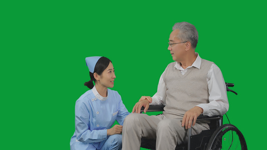 4K绿幕女护士照顾老年病人视频