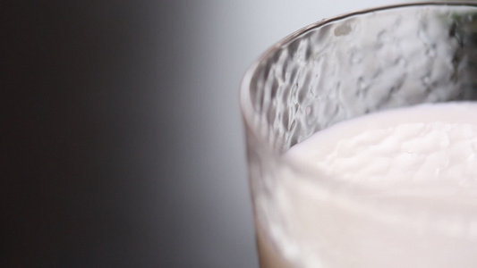 玻璃杯装一杯牛奶 视频