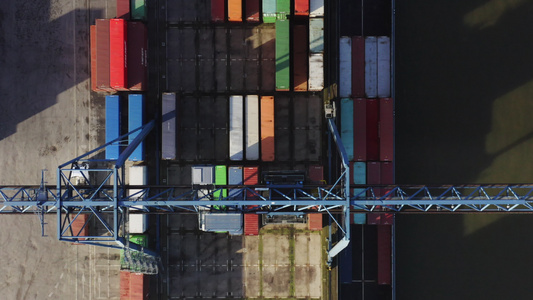 荷兰奈梅亨港口的货物集装箱和起重机视频
