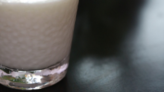 玻璃杯装一杯牛奶 视频