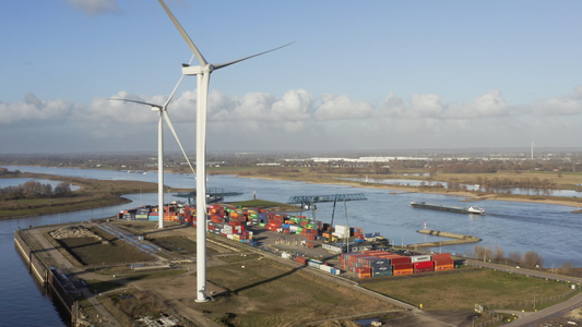 荷兰奈梅亨港口集装箱码头附近的风力涡轮机视频