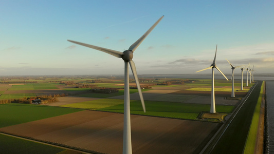 乌尔克荷兰附近田间的风力涡轮机视频