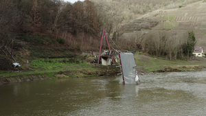 德国拉赫山谷的桥梁在洪水后被毁29秒视频