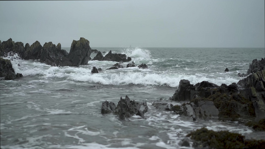 海浪撞击岩石海岸视频