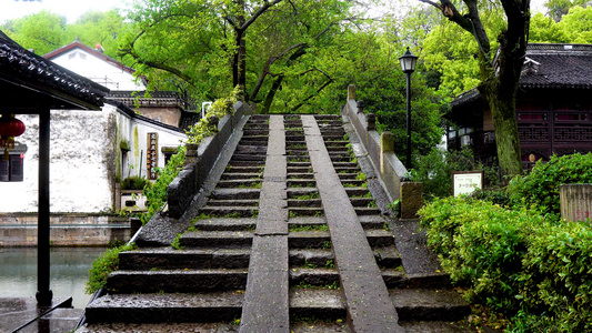 雨天仓桥直接的石板桥视频