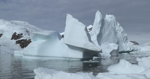 南极洲库弗维尔岛水上的冰山13秒视频