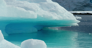 南极洲库弗维尔岛水面上的冰山8秒视频