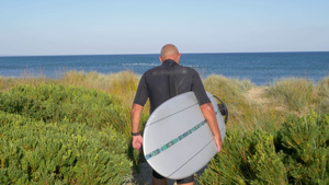 澳大利亚维多利亚州洛恩海岸携带冲浪板的男子后视图11秒视频