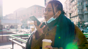 意大利街头戴面罩的年轻女子在智能手机上交谈19秒视频