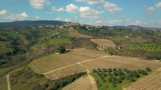 意大利托斯卡纳有葡萄园的小山视频