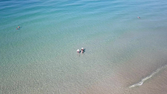 绿松石清澈的海水光波和自由海滩视频