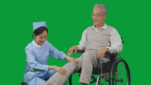 4K绿幕女护士给老年病人按摩腿部40秒视频