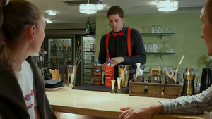 意大利阿尔塔巴迪亚酒吧柜台的酒保为情侣准备鸡尾酒12秒视频