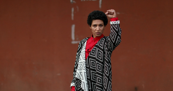 意大利托斯卡纳皮斯托亚女子举起拳头的肖像视频