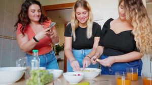 意大利厨房里准备水果沙拉的三名年轻女性11秒视频