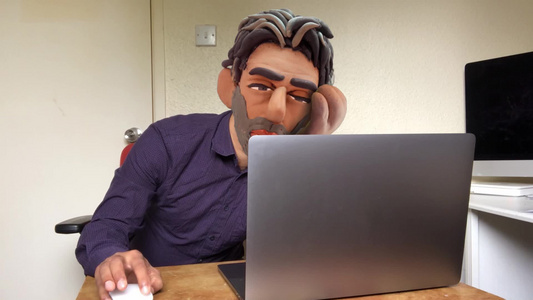 黏土动画无聊的人在笔记本电脑上工作视频