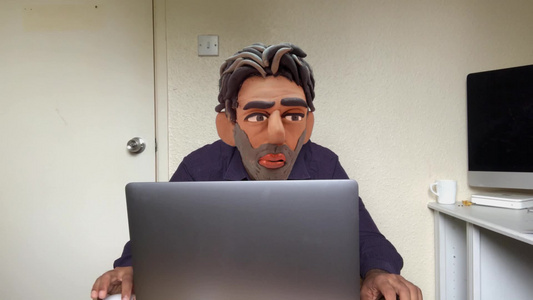 在笔记本电脑上工作的黏土动画人视频