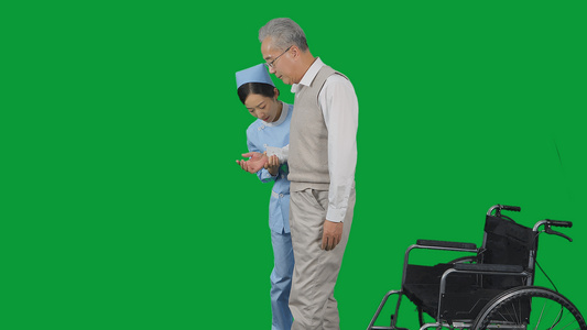 4K绿幕女护士帮助老人站立行走视频