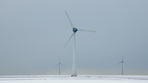 在积雪的田野上荷兰的风力涡轮机19秒视频