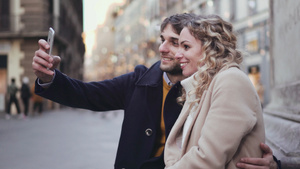微笑的夫妇在意大利佛罗伦萨老城自拍17秒视频