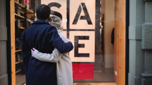 意大利佛罗伦萨商店橱窗前拥抱的情侣8秒视频