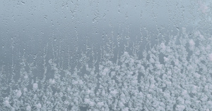 玻璃表面的雪和水布朗布拉夫南极洲8秒视频