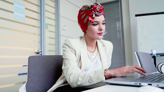 意大利办公室使用智能手机的女商人视频
