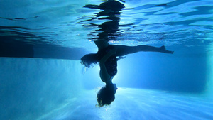 芭蕾舞演员在水下表演34秒视频