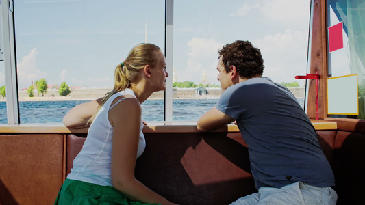 乘旅游船旅行的年轻夫妇视频