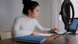 在家庭办公室使用笔记本电脑和智能手机的年轻女性28秒视频