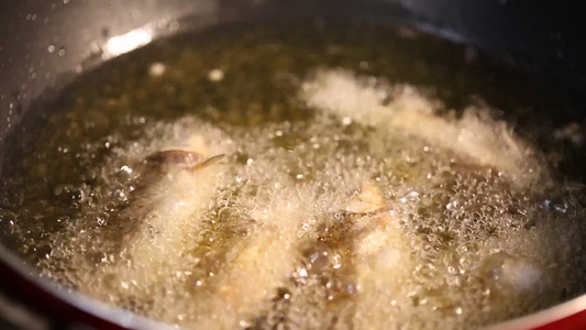 沸腾油锅炸鱼 视频