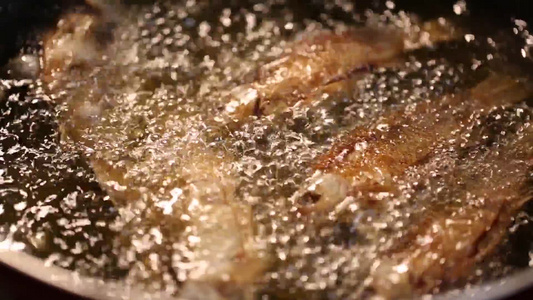 沸腾油锅炸鱼 视频