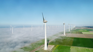 在绿色领域和海的风轮机覆盖着云彩23秒视频
