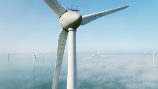荷兰乌云密布的海上风力涡轮机视频