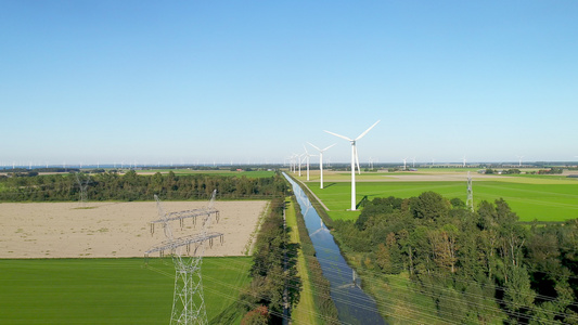 荷兰田间的风力涡轮机和电力塔视频