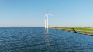 在海和绿色领域的风轮机23秒视频