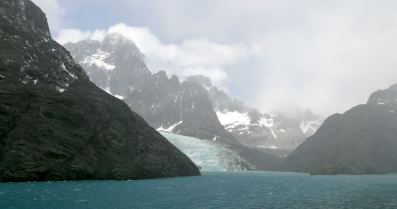 海和落基山脉冰川覆盖着云视频