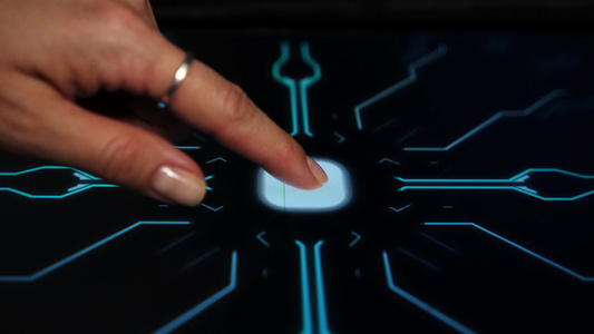 人的手指打开触摸屏按钮并激活未来人工智能视频