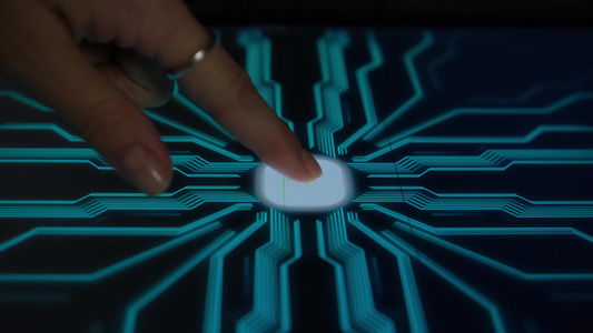 数字化概念：人的手指打开触摸屏按钮并激活未来人工智能。计算机技术水平。软焦点视频