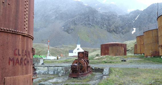 被遗弃的生锈捕鲸站建筑和降雪中的挪威圣公会教堂视频