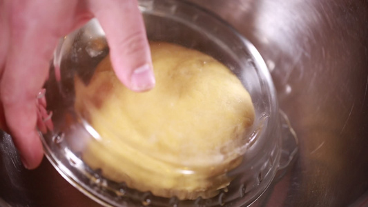 面团酥皮鸡蛋面粉视频