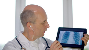 平板电脑上显示的肺部X 射线照片19秒视频